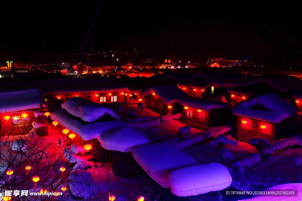 雪乡夜景 灯火映照雪屋顶
