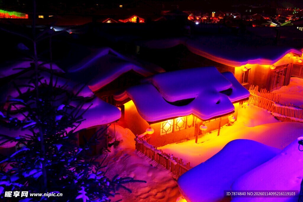 雪夜村落暖灯温馨景象