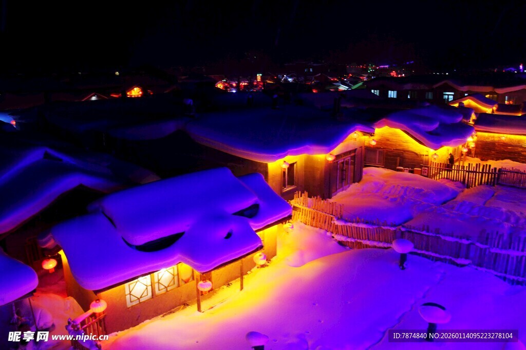 雪夜中的温暖灯火村落