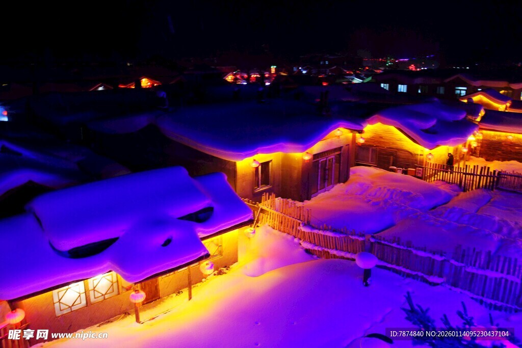 雪夜中灯火璀璨的村落