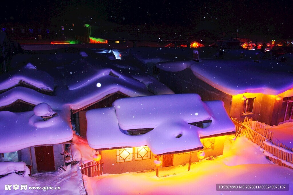 雪夜中的温馨村落