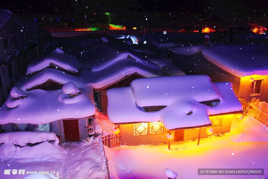 雪夜中的温馨灯火小屋