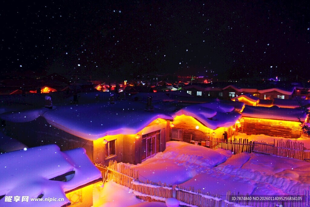 雪夜村庄灯火璀璨美景