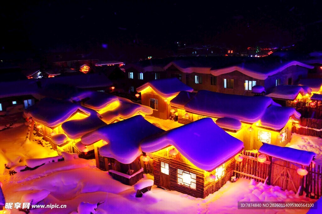 雪夜中的温馨灯火小村落