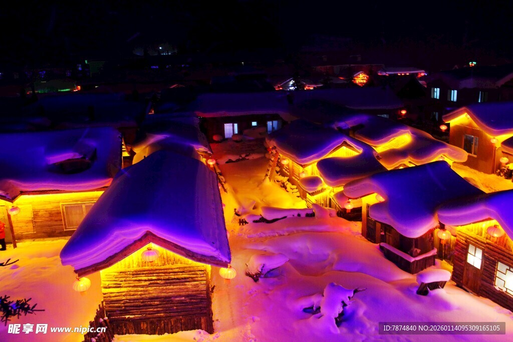 雪夜中的温暖灯火村落
