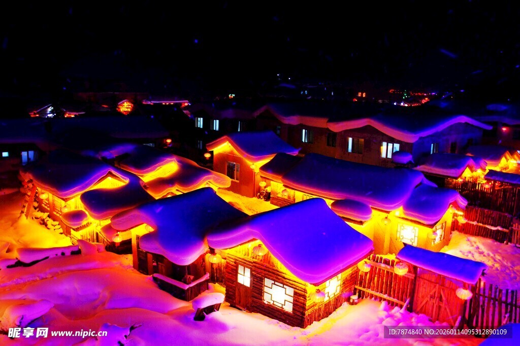 雪夜中的温暖灯火小屋