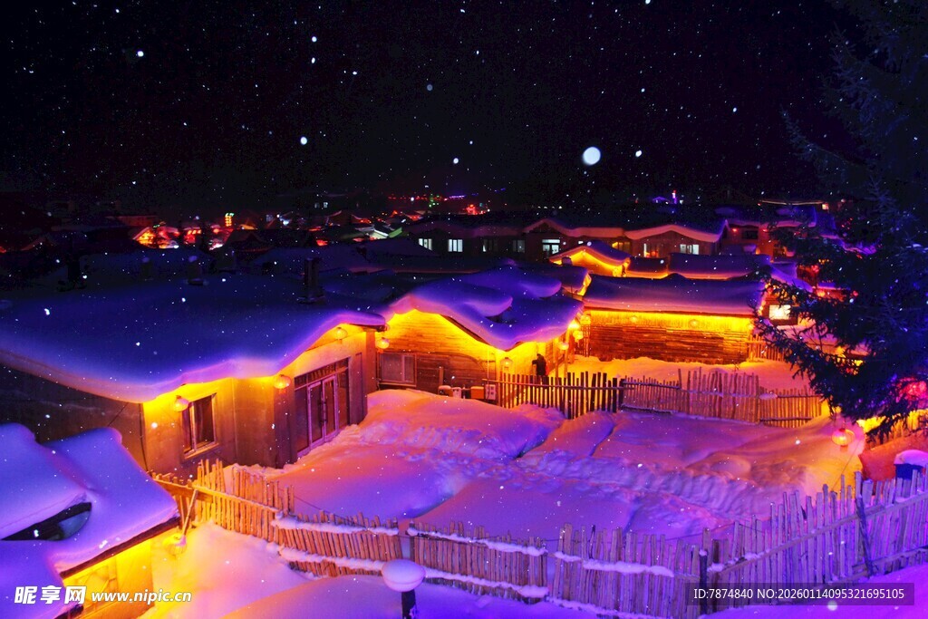 雪夜中的梦幻暖色建筑