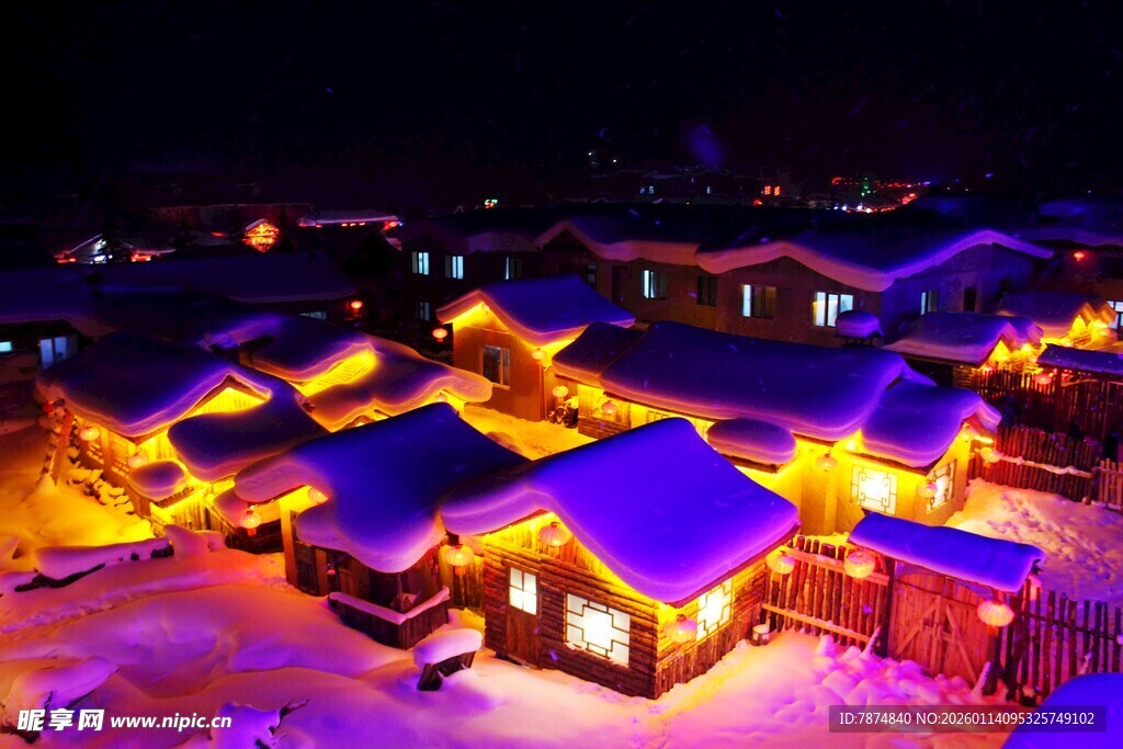 雪夜中的温馨灯火村落