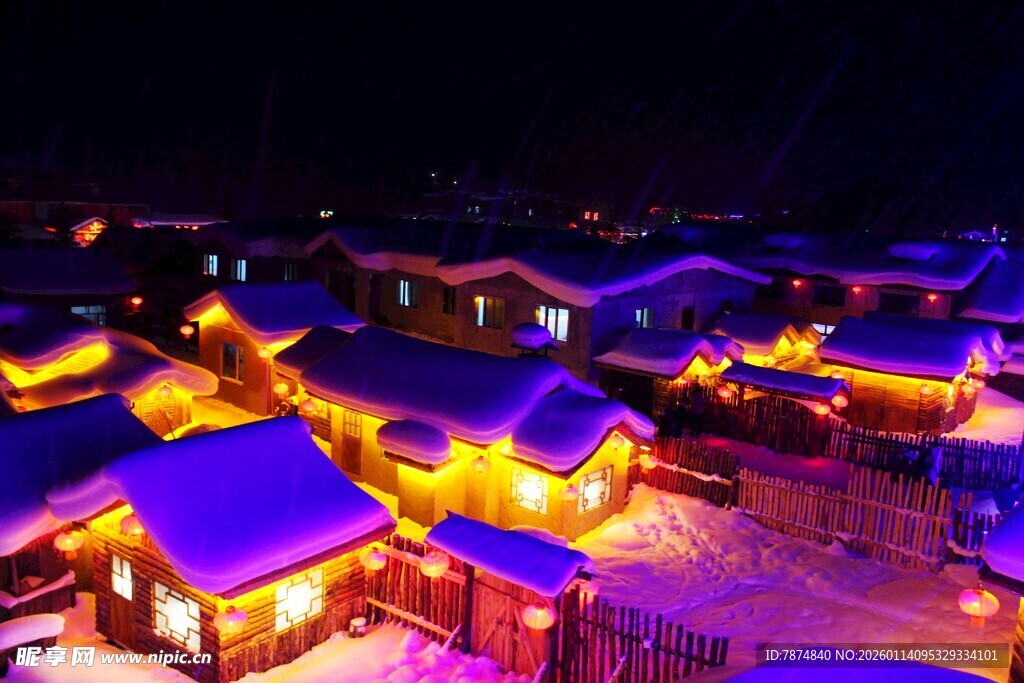雪夜中的温暖灯火村落