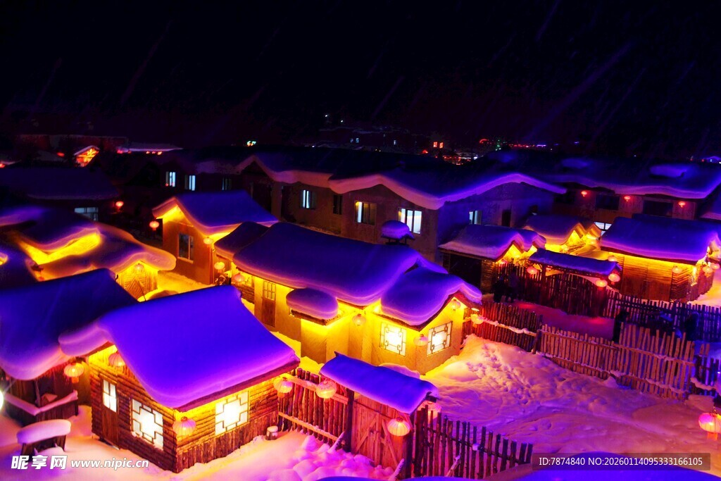 雪夜中的梦幻灯光村落