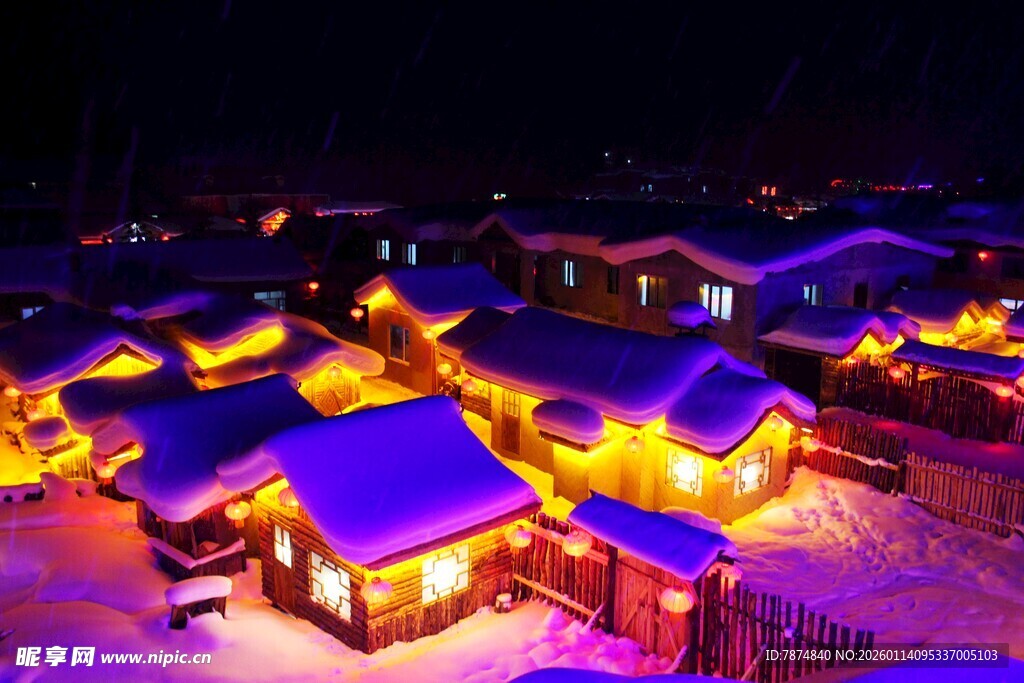雪夜中的梦幻灯光小屋