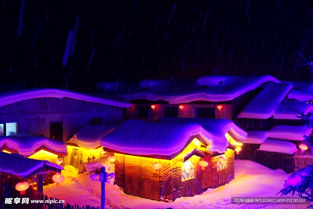 雪夜中的梦幻灯光小屋