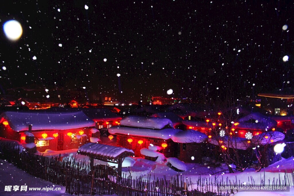 雪夜中的绚烂灯火村落