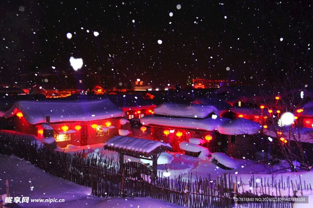 雪夜中的梦幻灯火村落
