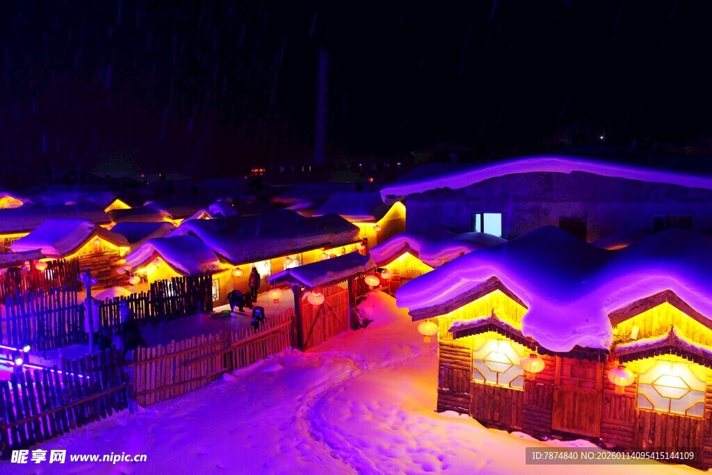雪夜中的梦幻灯光小屋