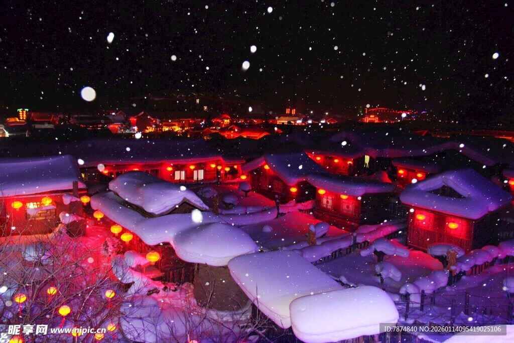 雪夜中灯火璀璨的村落