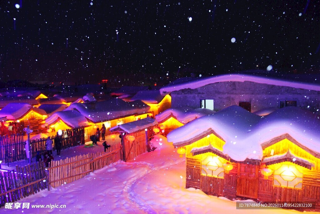 雪夜中灯火通明的温馨小屋