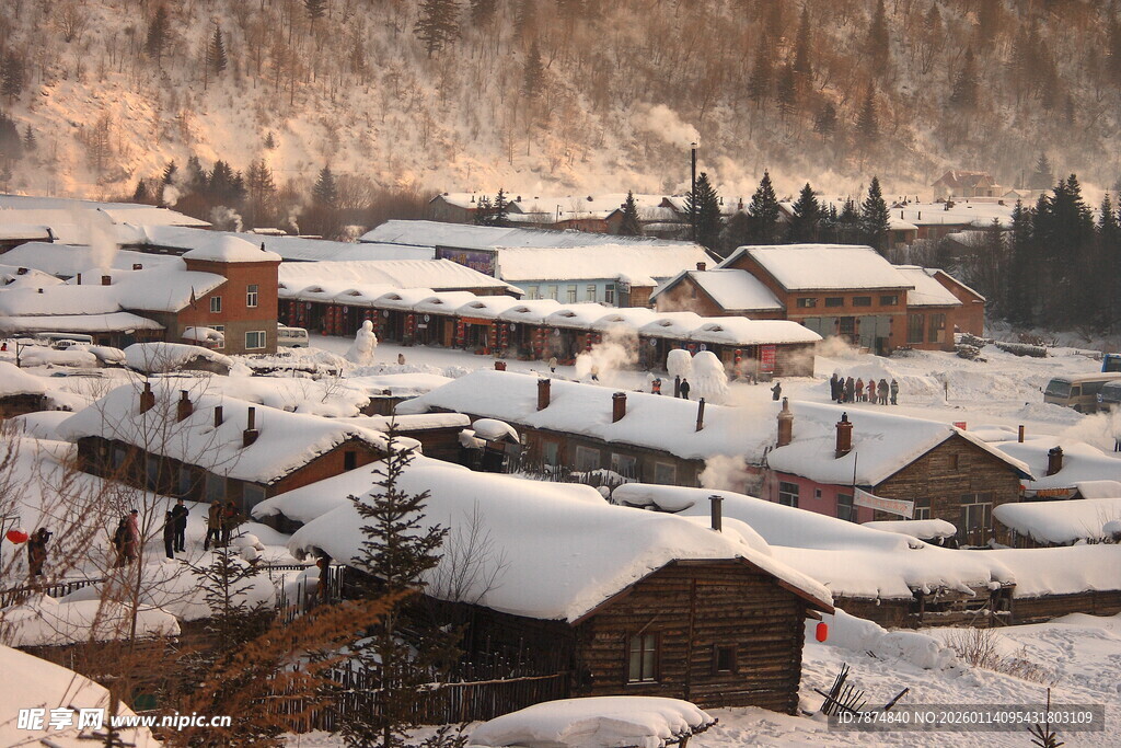 雪覆山村美景
