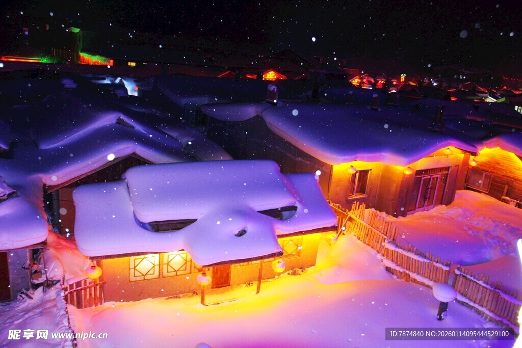 雪夜中的温馨灯火村落