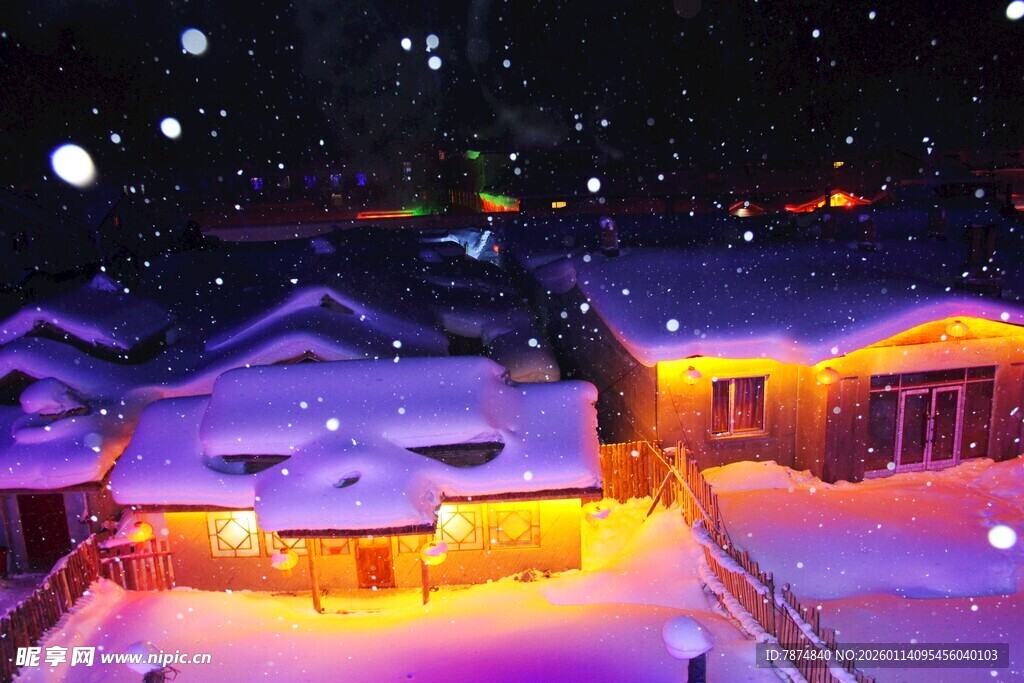 雪夜中的温馨灯火小屋
