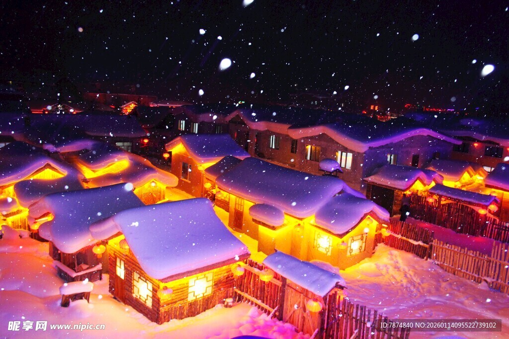 雪夜中的温馨灯火小村落