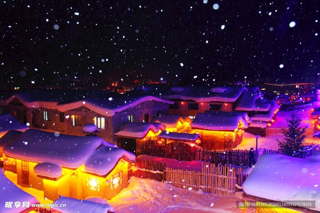 雪夜村庄灯火与璀璨星空