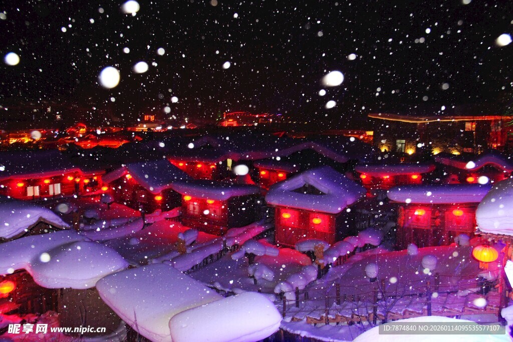 雪夜中的灯火民居美景