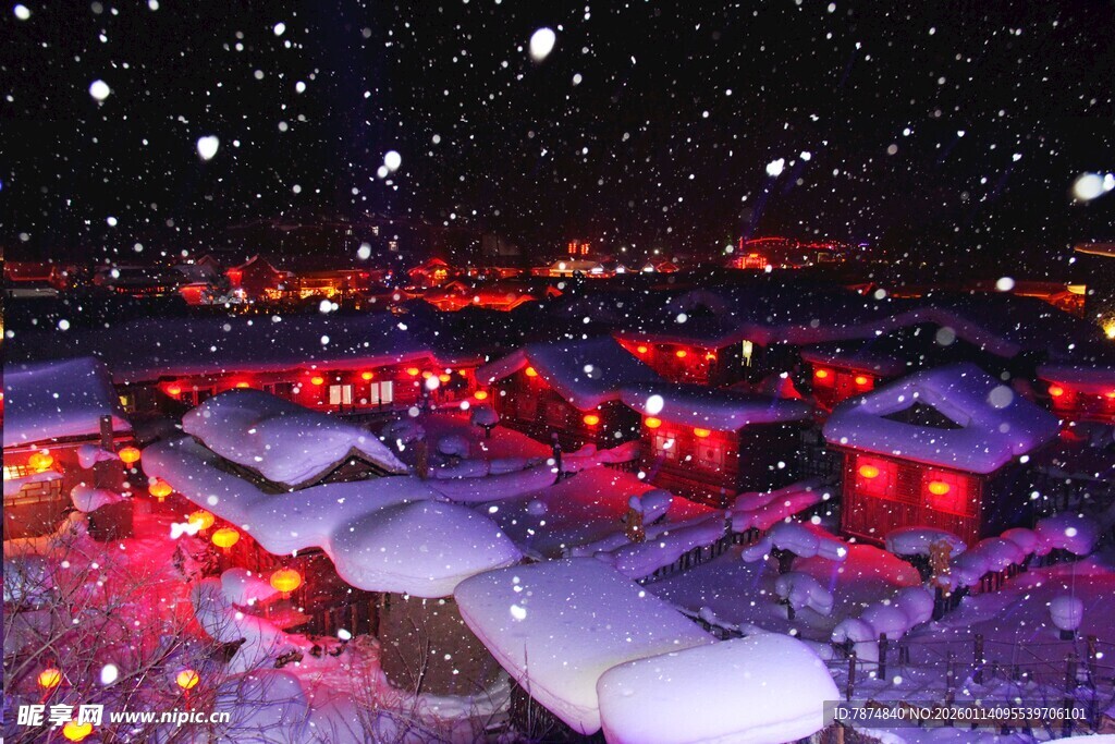 雪夜中的温暖灯火村落