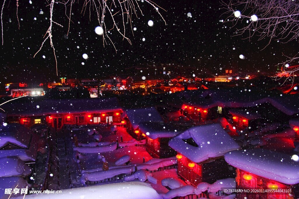 雪夜中的灯火人家