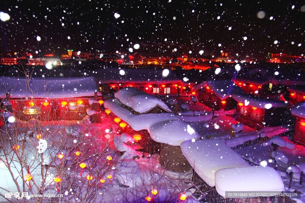 雪夜灯火映照的温馨村落