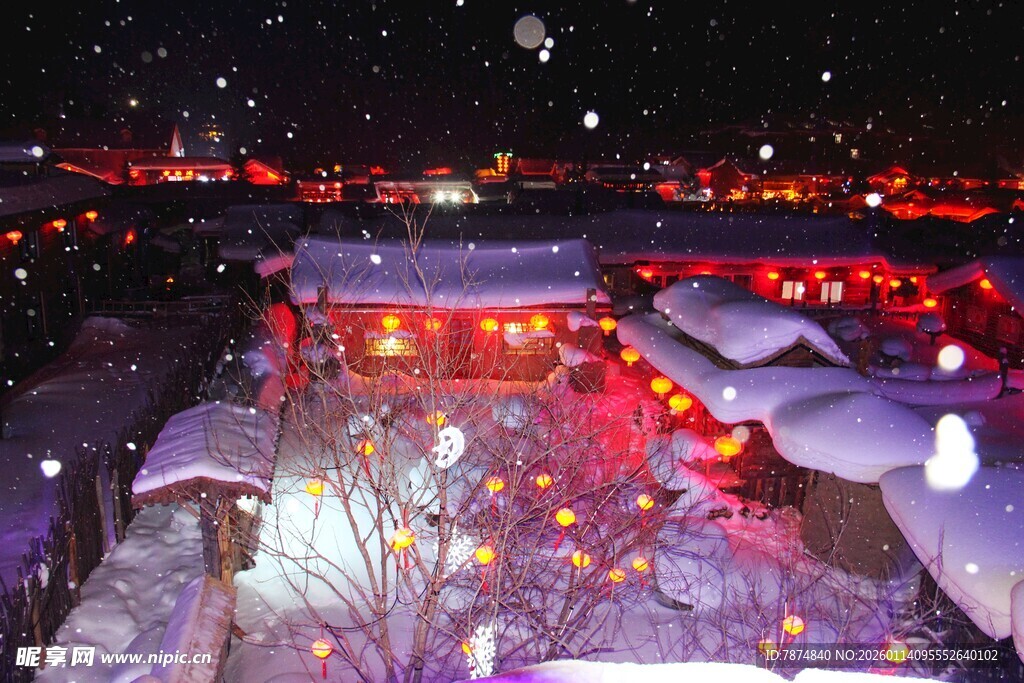 雪夜中的灯火通明古村落