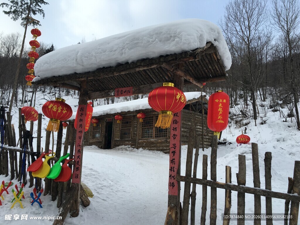 雪覆小屋挂红灯笼美景