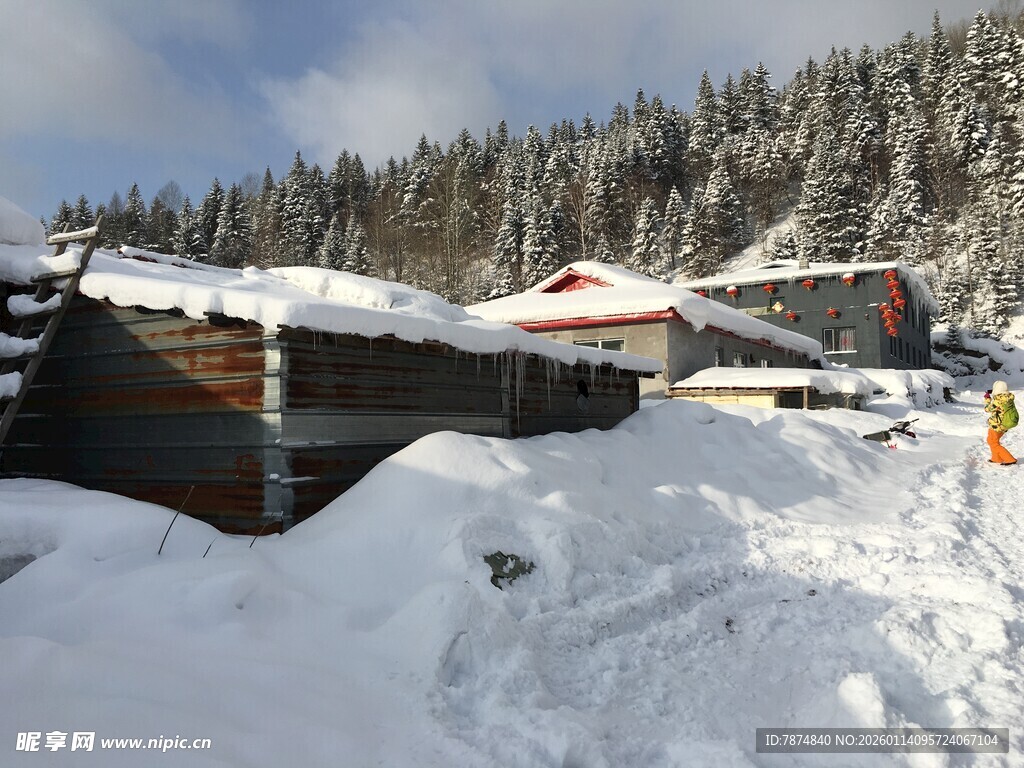 雪覆山间小屋冬日美景