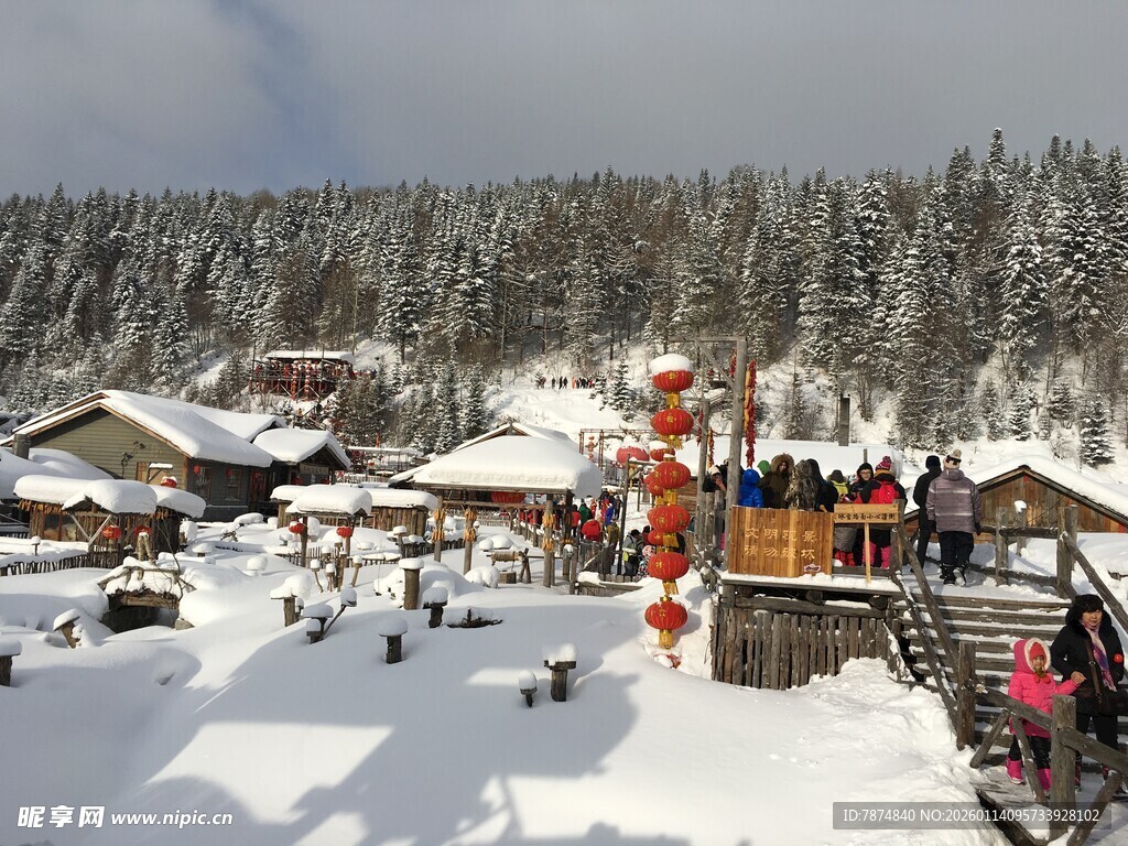 冬日雪乡热闹场景