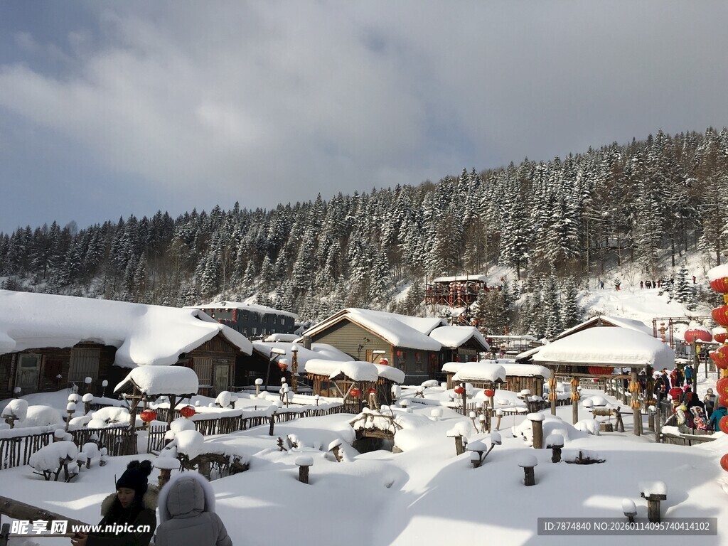 雪覆村落 冬日温馨景象