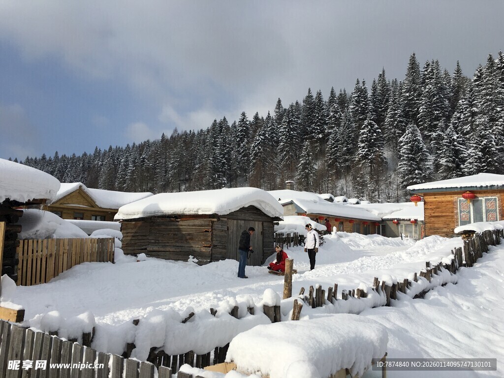 雪覆木屋前的欢乐场景