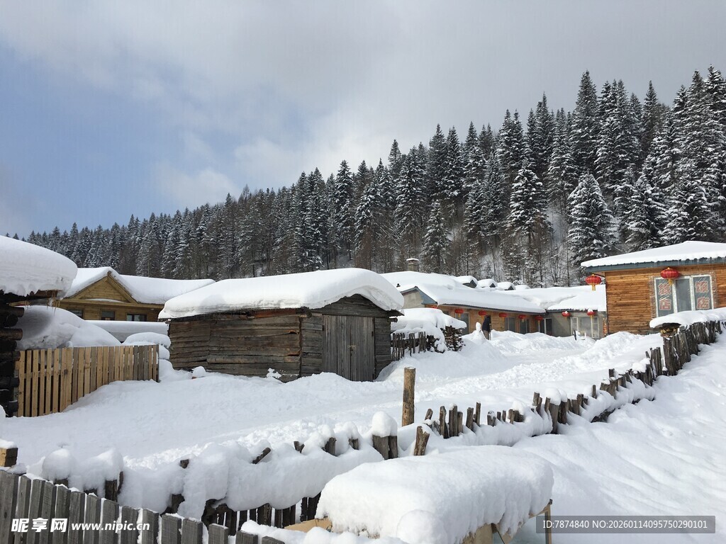 雪覆木屋旁的冬日山林