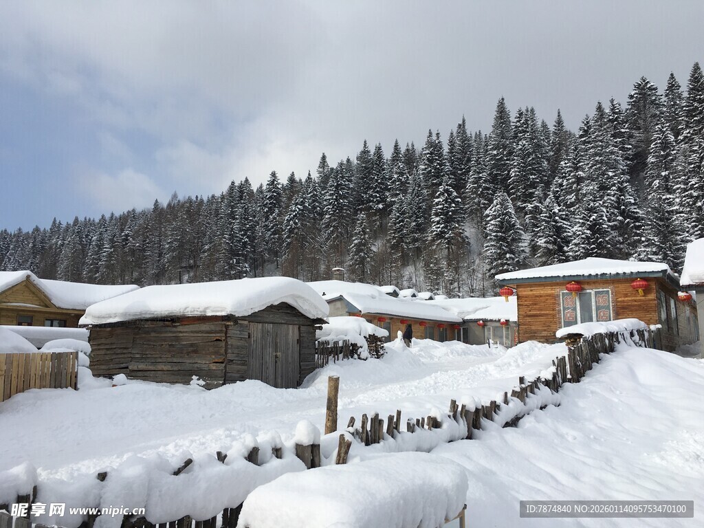雪覆山村美景