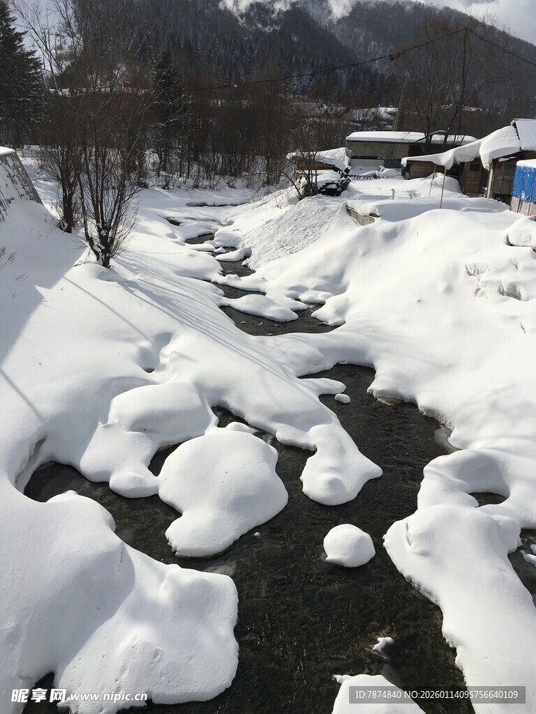 冬日溪流雪景