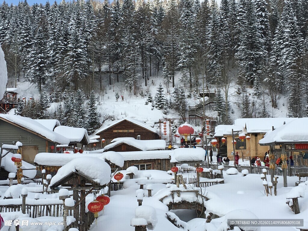 冬日雪中小镇美景