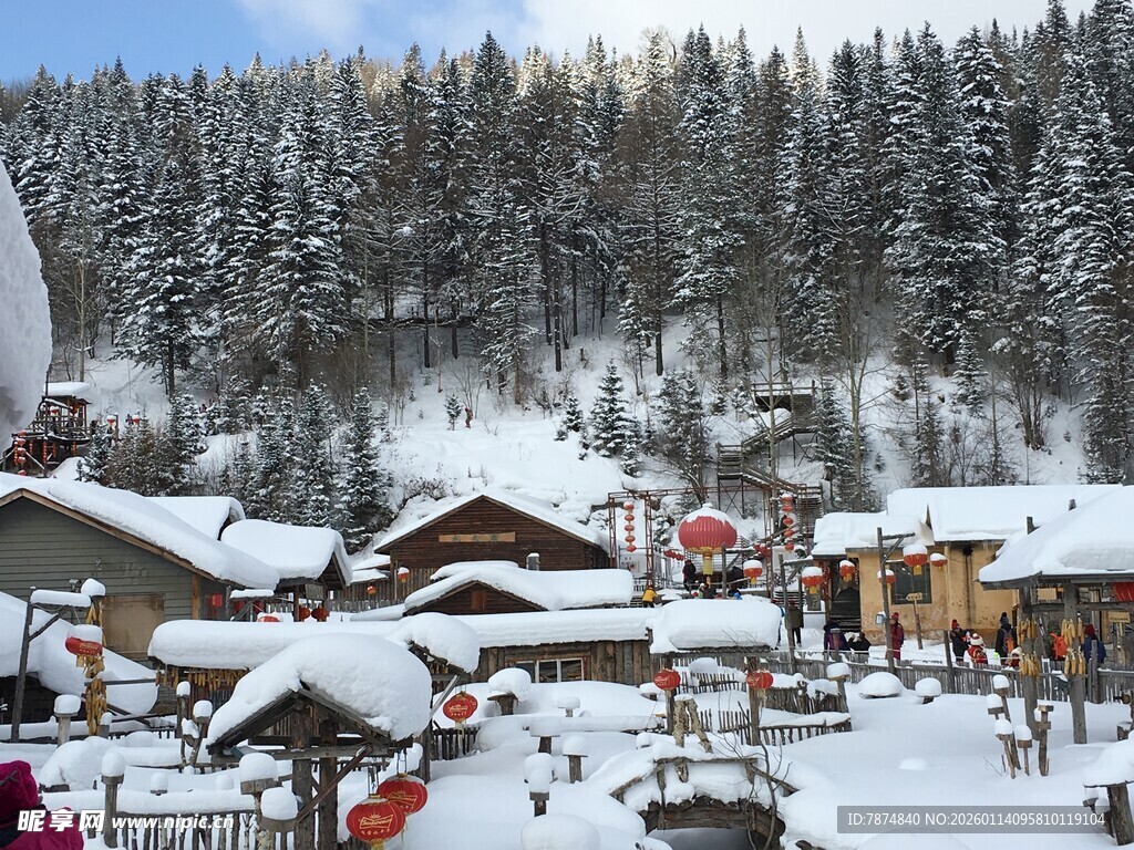 雪覆山村美景