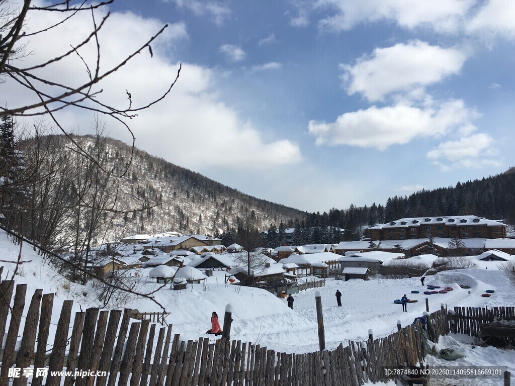 冬日山村雪景图