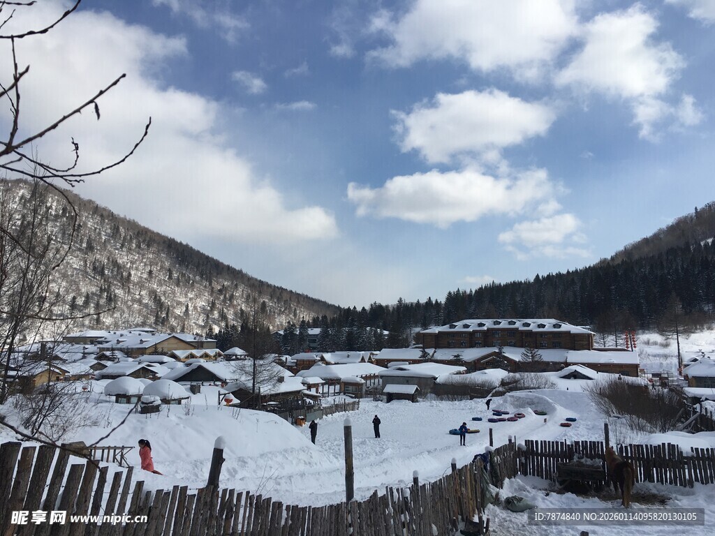 冬日雪覆山村美景