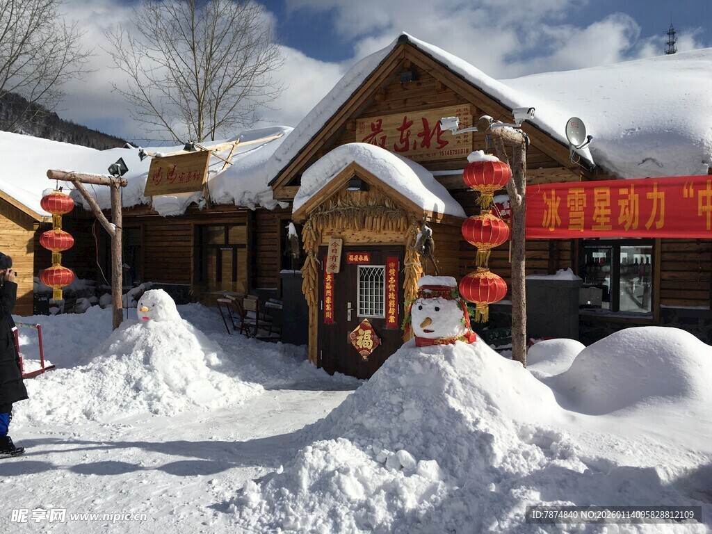 雪覆小屋旁的欢乐冬日场景