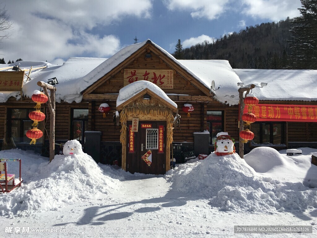 雪覆木屋的冬日温馨景象