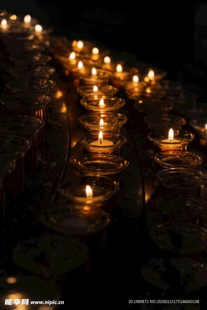 烛光排列营造温馨氛围