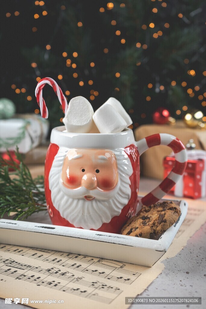 圣诞老人杯装热饮与点心