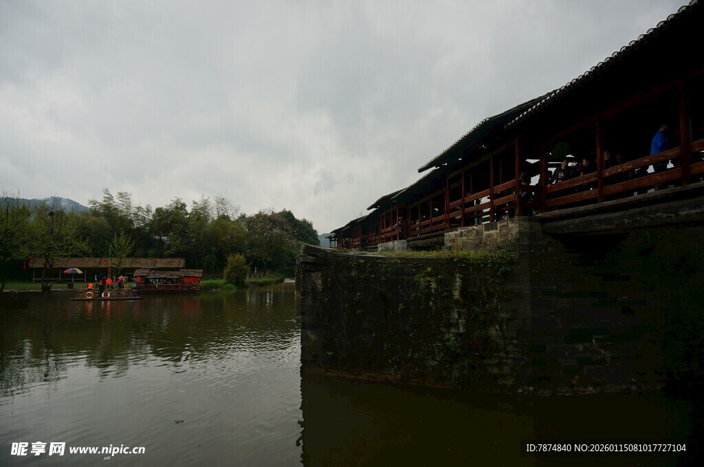 水乡河畔的古朴建筑景观