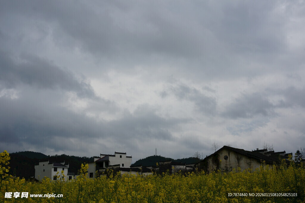 阴云下的田野与村落