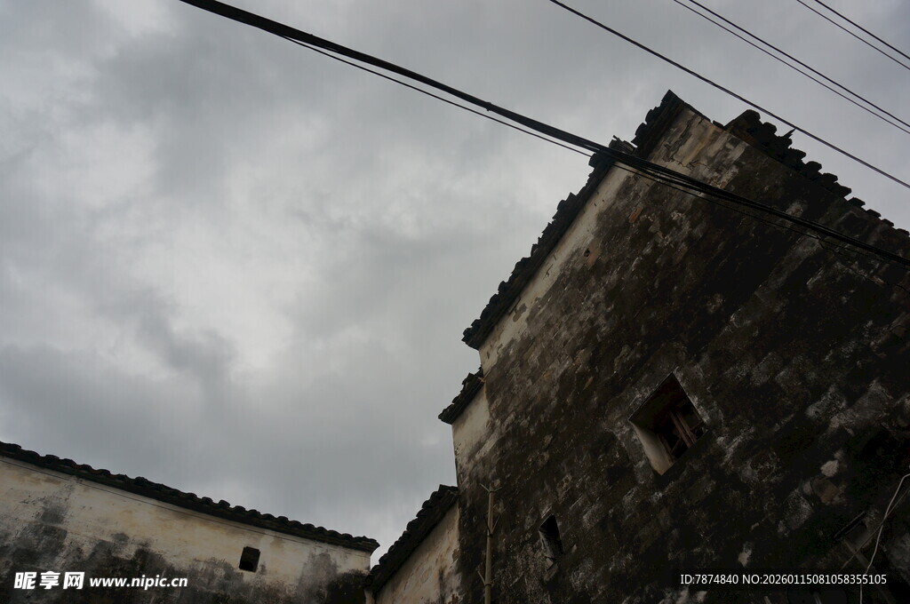 老旧房屋与阴沉天空